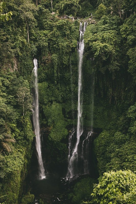 Nikmati keindahan air terjun Bali yang menakjubkan saat Anda menjelajahi alam Bali yang hijau. Sewa motor di Canggu, Bali, dan temukan petualangan tak terlupakan di sekitar air terjun yang mempesona.